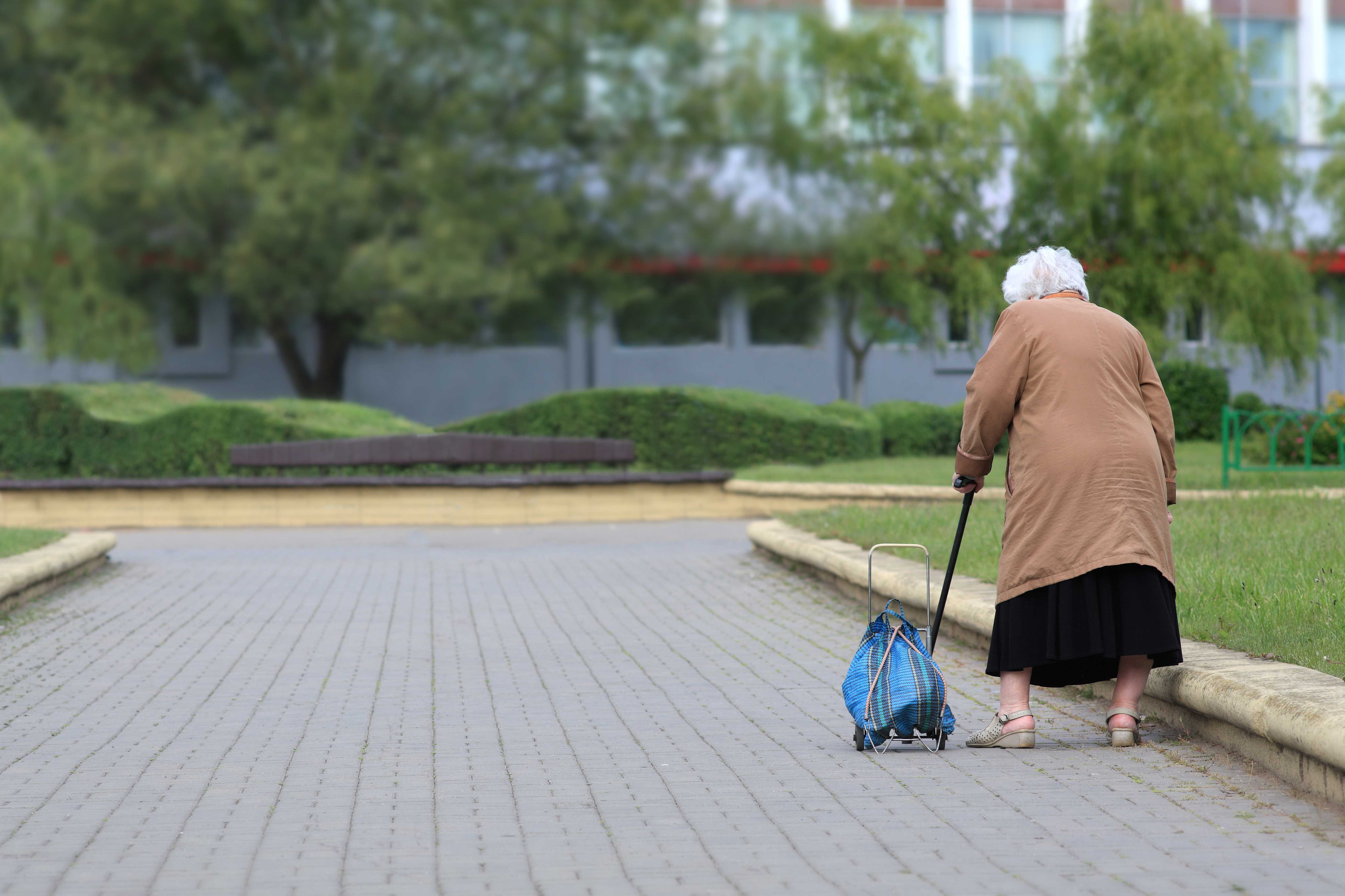 Еще вовсе человек не пожилой. Бабушка на улице. Бабка с палкой. Старушка на улице. Старушка с палочкой.